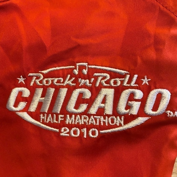 Brooks Chicago Rock n Roll Essential Race Jacket M - Picture 5 of 11